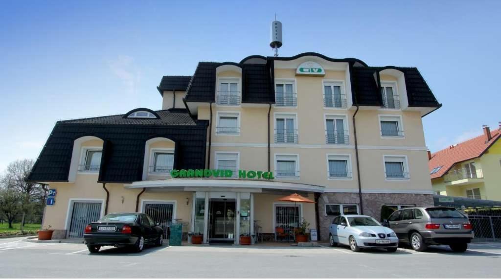 Grandvid Hotel Škofljica Buitenkant foto